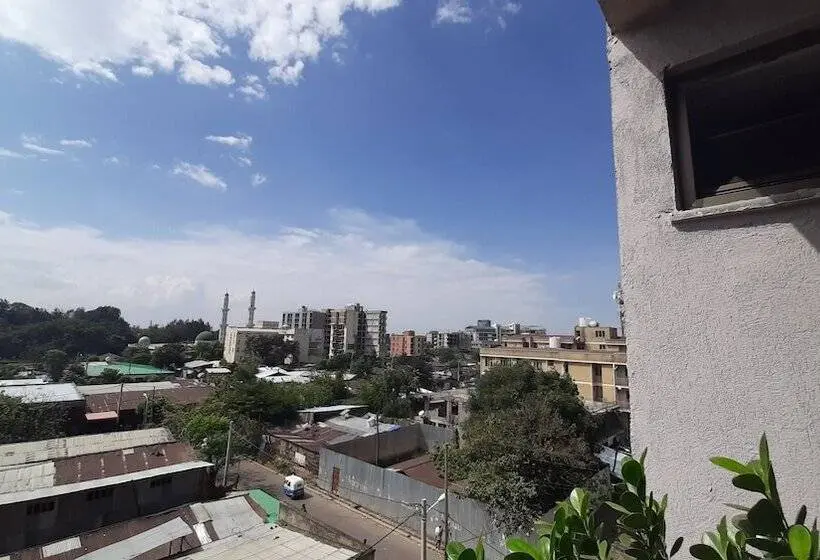 اتاق لوکس یک تخته, Teferi Mekonnen