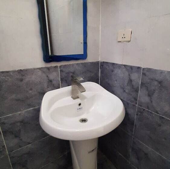 اتاق لوکس یک تخته, Teferi Mekonnen