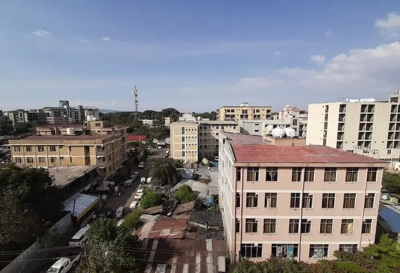 اتاق لوکس با چشمانداز شهر, Teferi Mekonnen
