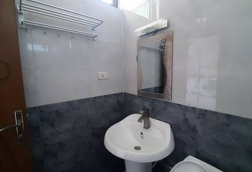 اتاق لوکس با چشمانداز شهر, Teferi Mekonnen