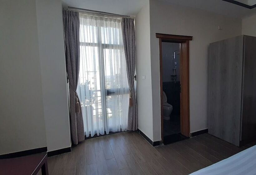 اتاق لوکس با چشمانداز شهر, Teferi Mekonnen