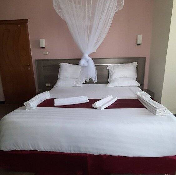 اتاق لوکس با چشمانداز شهر, Teferi Mekonnen