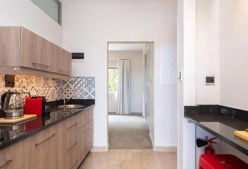 سوییت با چشمانداز دریا, Hamilton House