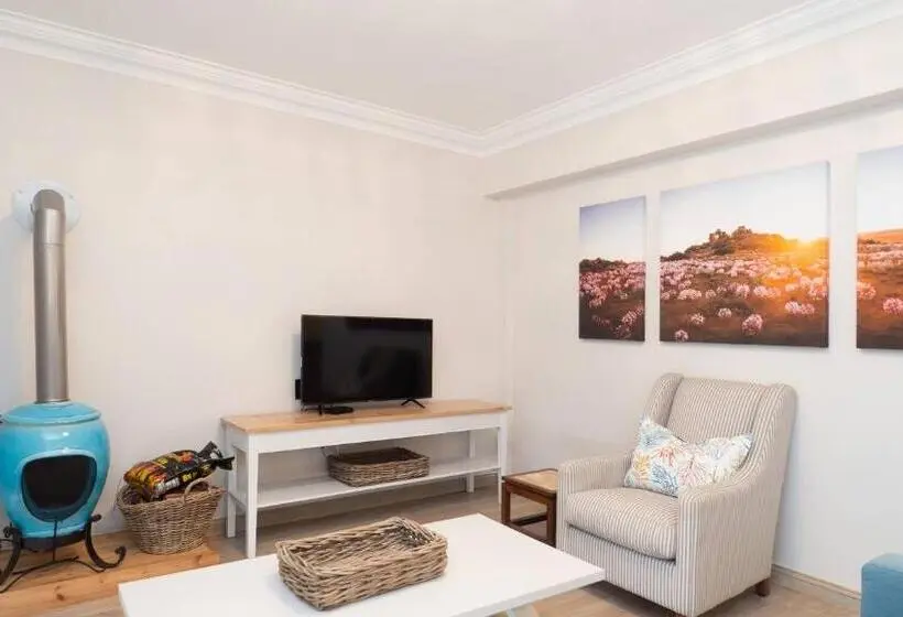 سوییت با چشمانداز دریا, Hamilton House