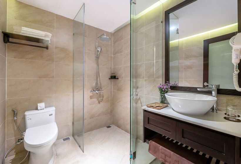 اتاق استاندارد با چشم‌انداز استخر, Villa Soleil Hoi An