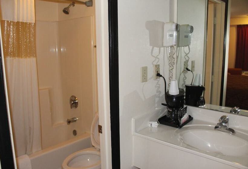 带2个双人床的标准工作室, Americas Best Value Inn Fredericksburg North