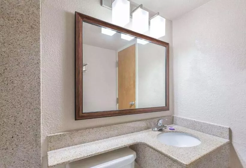 キングサイズベッドのデラックススイート, Breeze Inn & Suites, Virginia Beach