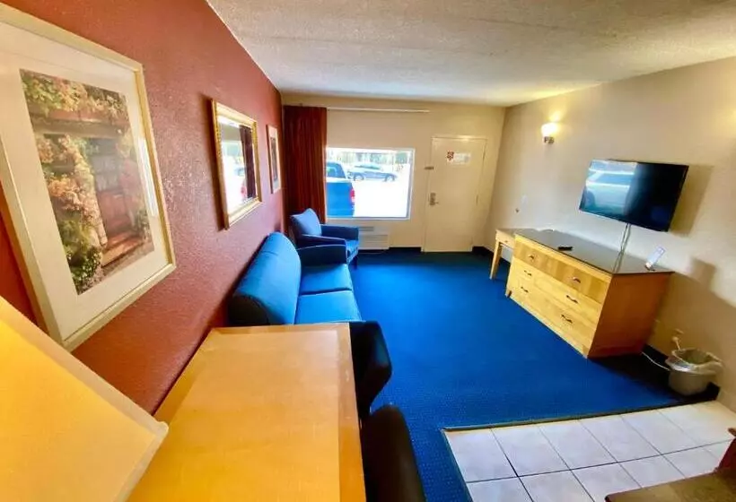 キングサイズベッドのデラックススイート, Breeze Inn & Suites, Virginia Beach