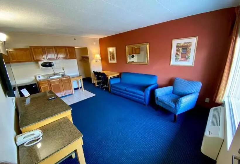 キングサイズベッドのデラックススイート, Breeze Inn & Suites, Virginia Beach