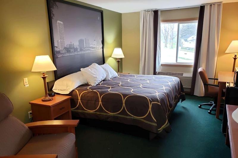 غرفة قياسية سرير كينج, Super 8 By Wyndham Berlin Wi