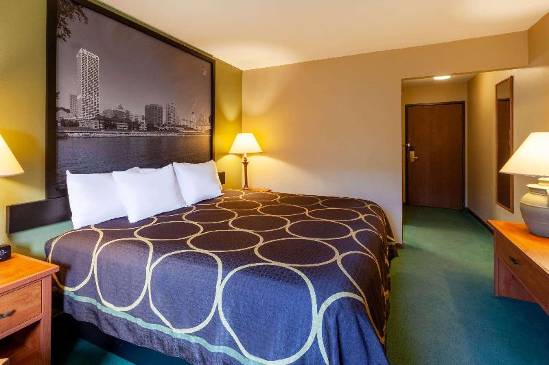 غرفة قياسية سرير كينج لذوى الإحتياجات الخاصة, Super 8 By Wyndham Berlin Wi