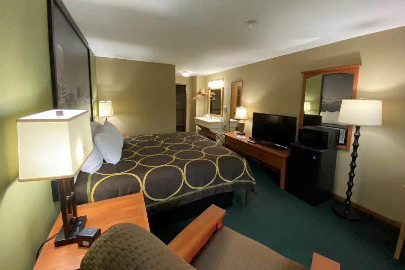 غرفة قياسية سرير كينج لذوى الإحتياجات الخاصة, Super 8 By Wyndham Berlin Wi