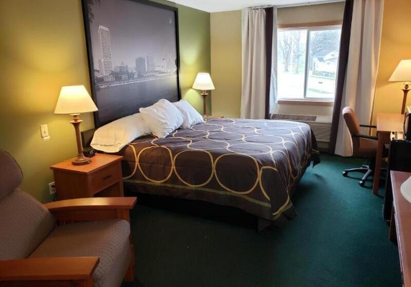 غرفة قياسية سرير كينج لذوى الإحتياجات الخاصة, Super 8 By Wyndham Berlin Wi