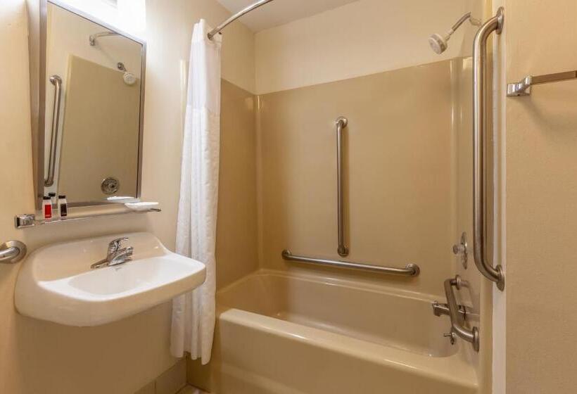 غرفة قياسية سرير كينج لذوى الإحتياجات الخاصة, Super 8 By Wyndham Berlin Wi