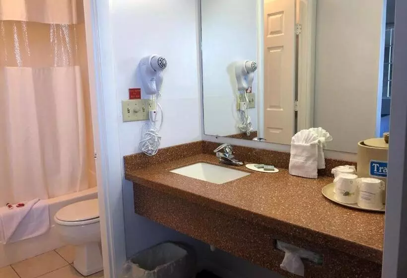 スタンダードルーム, Travelodge By Wyndham Cape Cod Area