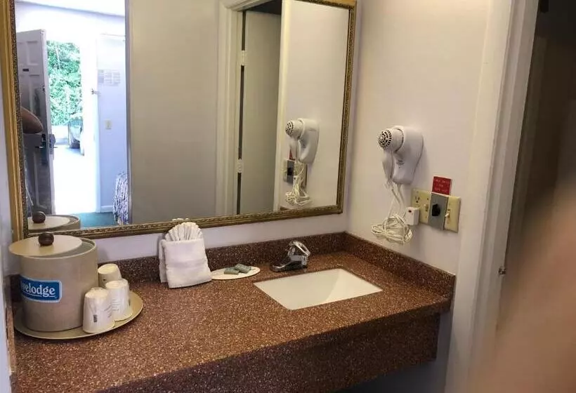 キングサイズベッドのスタンダードルーム, Travelodge By Wyndham Cape Cod Area