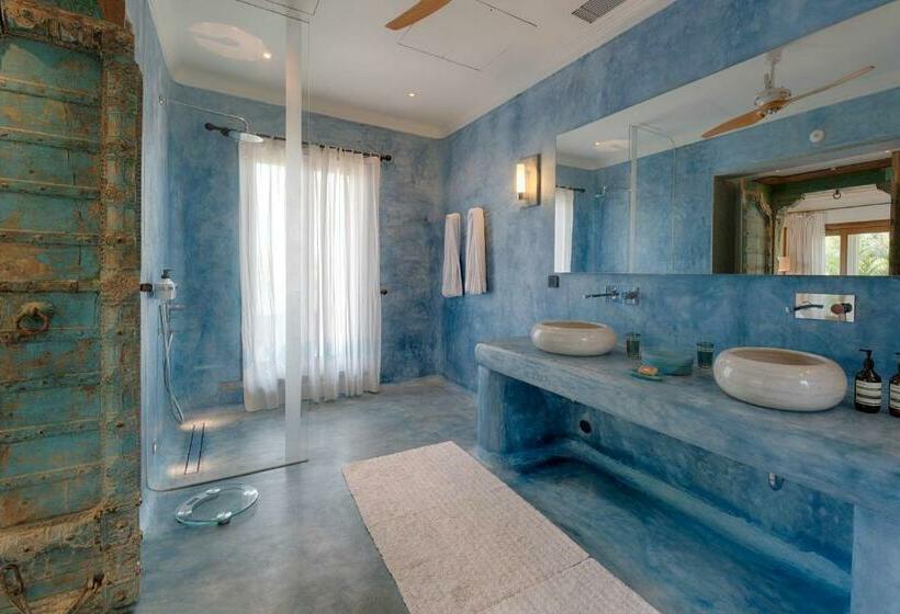 سوییت جونیور با چشمانداز دریا, Kahani Paradise