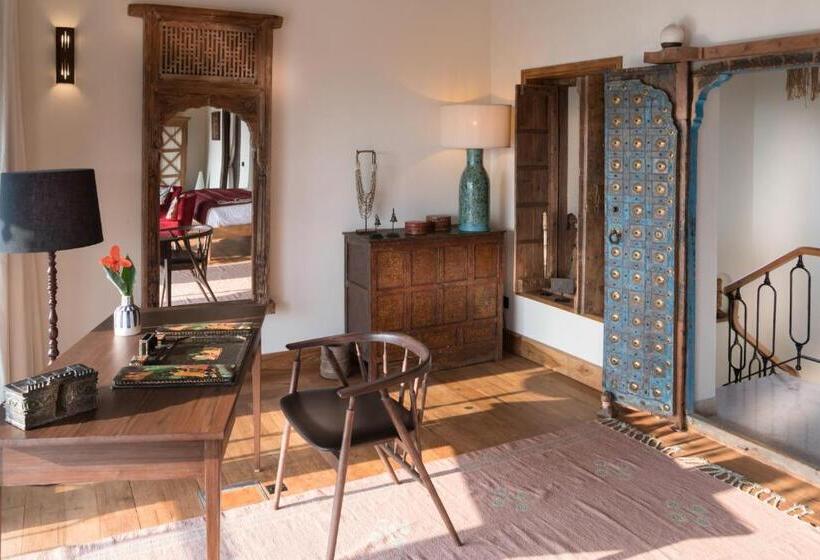 سوئیت با تخت بزرگ, Kahani Paradise