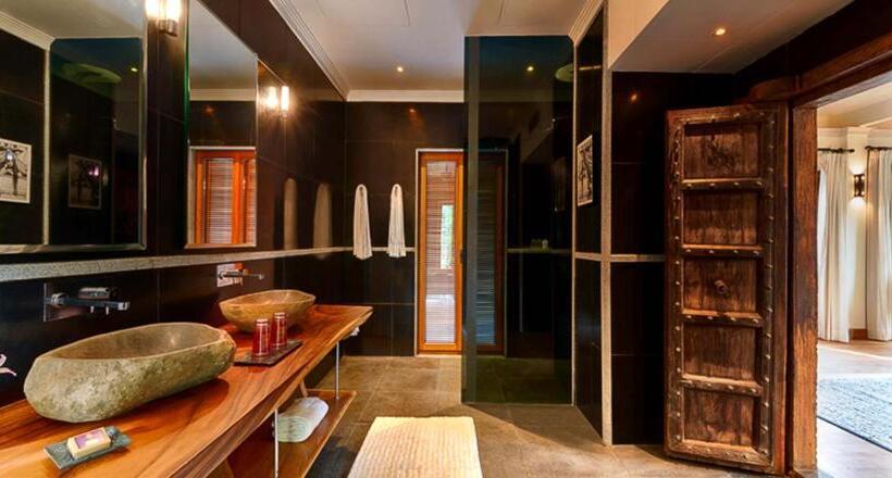 سوییت با چشمانداز دریا, Kahani Paradise