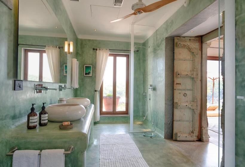 سوییت جونیور با چشمانداز دریا, Kahani Paradise