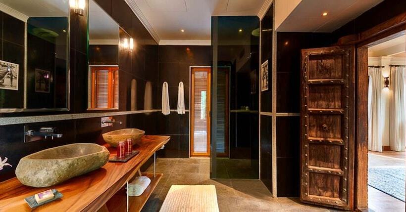 سوییت با چشمانداز دریا, Kahani Paradise