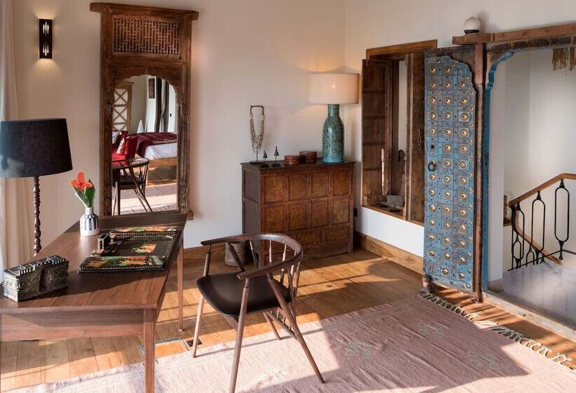 سوییت با چشمانداز دریا, Kahani Paradise