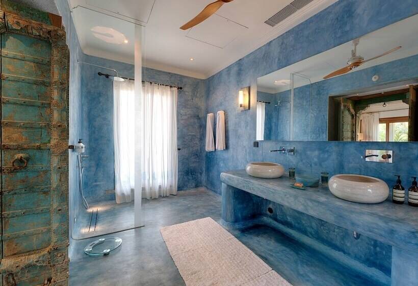 سوییت جونیور با چشمانداز دریا, Kahani Paradise