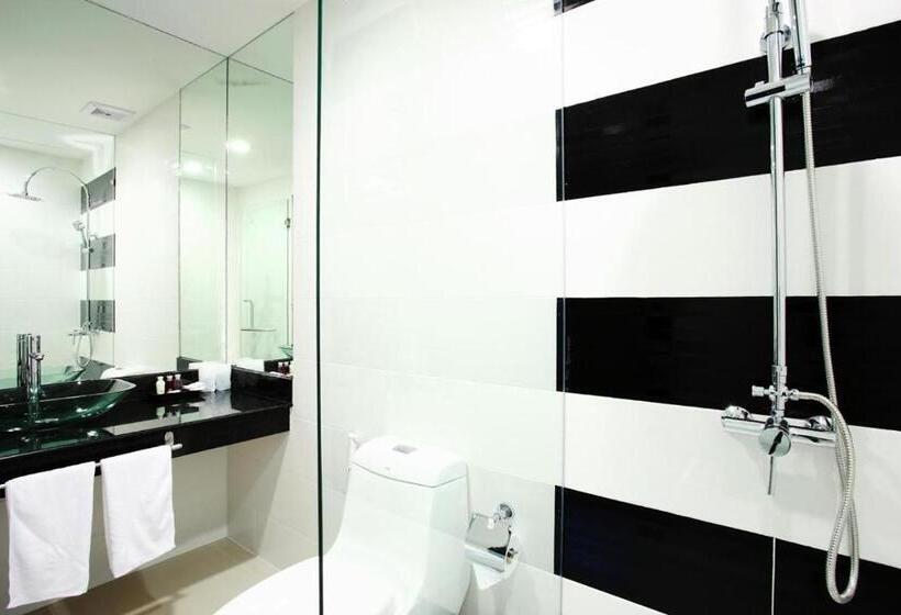 Estudi Superior, One World One Home Naiharn