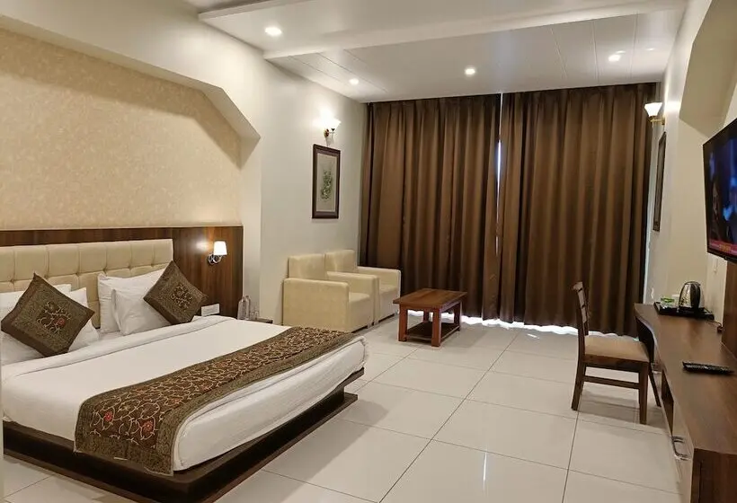 デラックスルーム, Savitri Resorts