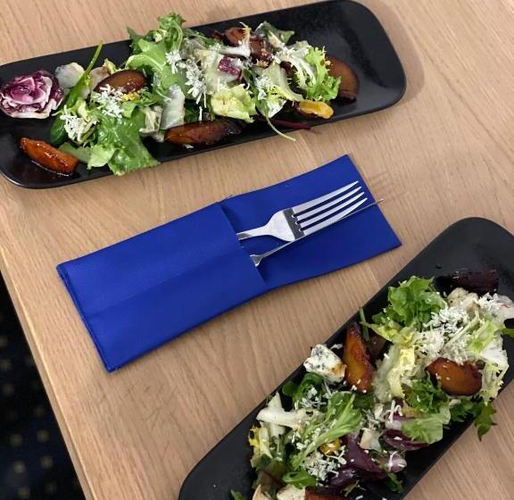 اتاق لوکس با تخت بزرگ, Grofa Apartments