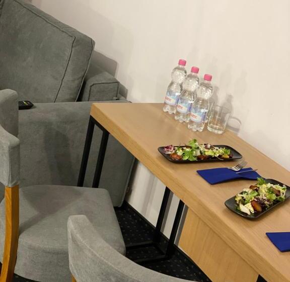 اتاق لوکس با تخت بزرگ, Grofa Apartments