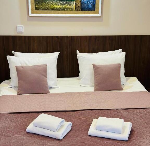 اتاق استاندارد یک نفره, Minero