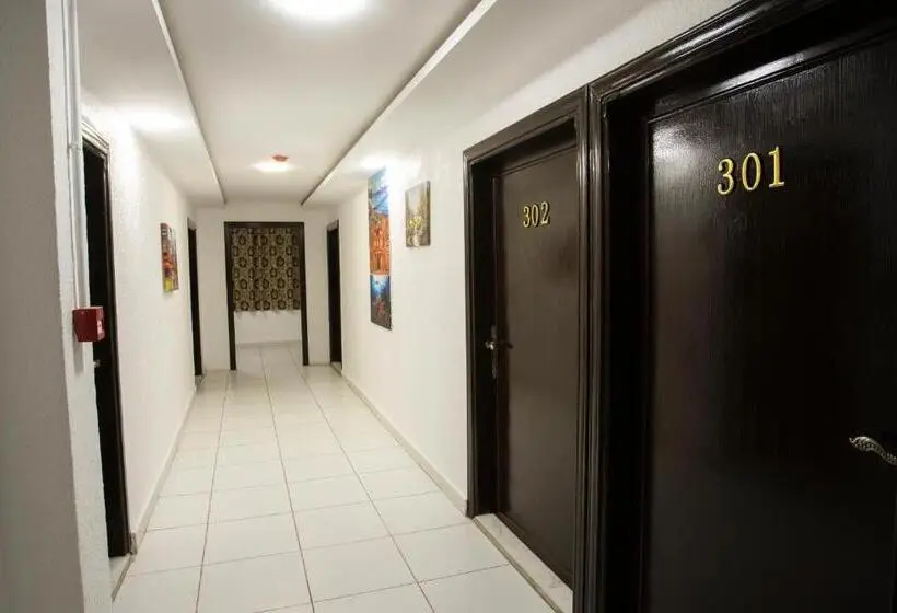اتاق لوکس سه تخته, Darak