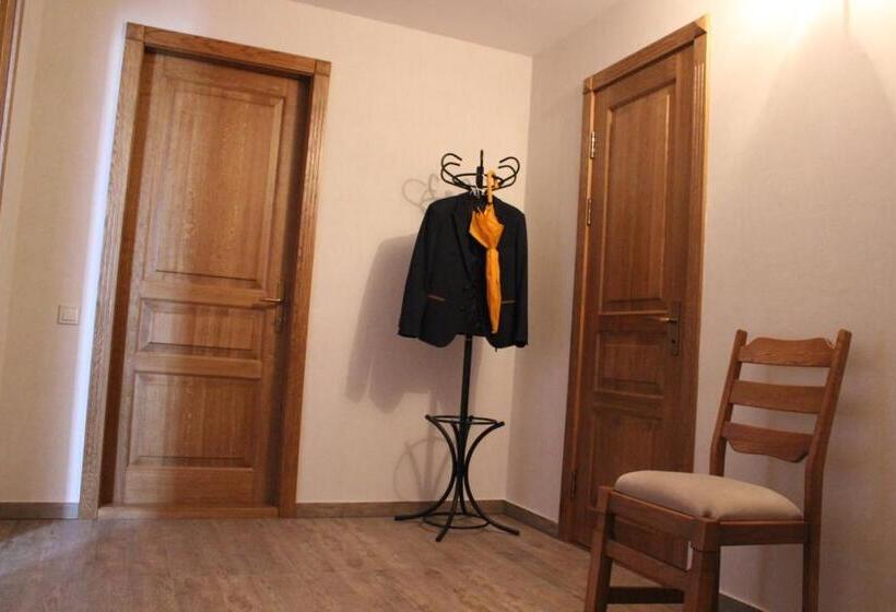 اتاق استاندارد, Barin House