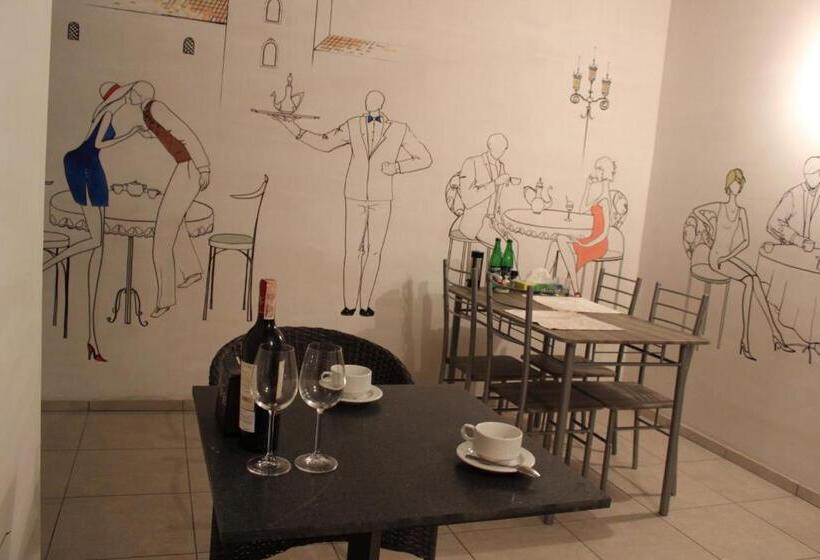 اتاق لوکس, Barin House