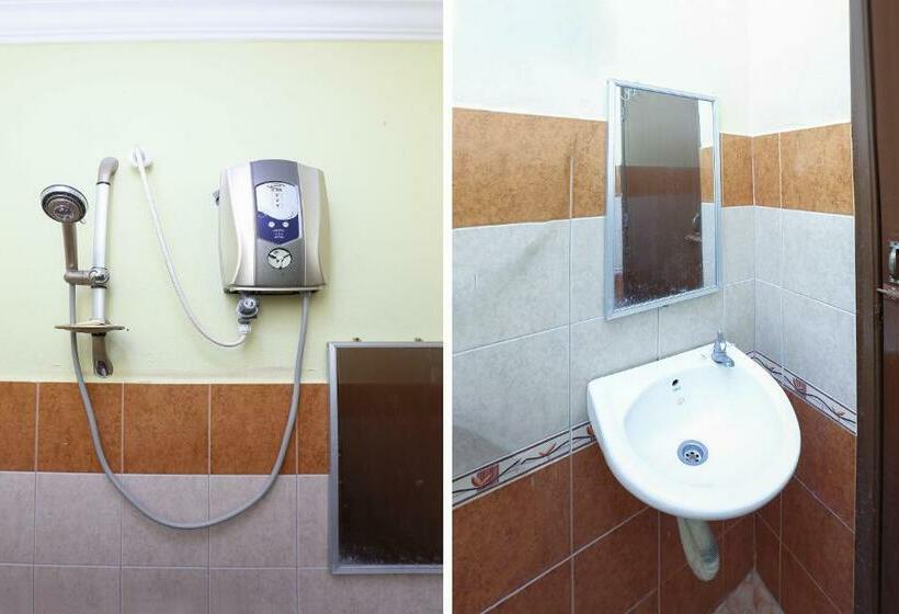 اتاق استاندارد سه نفره, Spot On 89857 Azra Inn Rumah Tumpangan