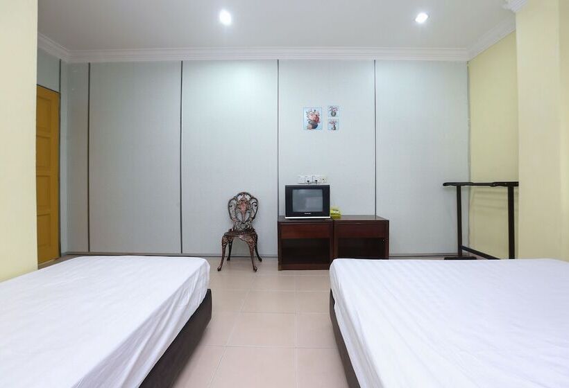اتاق استاندارد سه نفره, Spot On 89857 Azra Inn Rumah Tumpangan