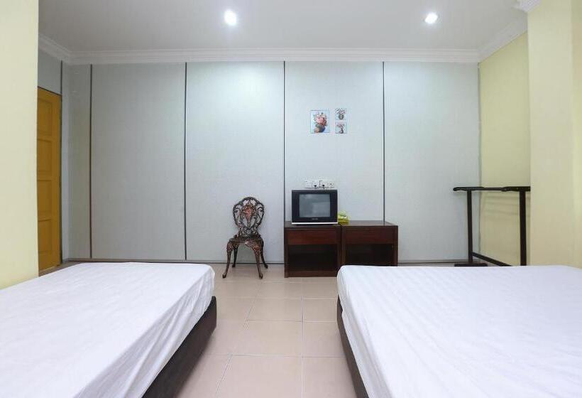 اتاق استاندارد سه نفره, Spot On 89857 Azra Inn Rumah Tumpangan