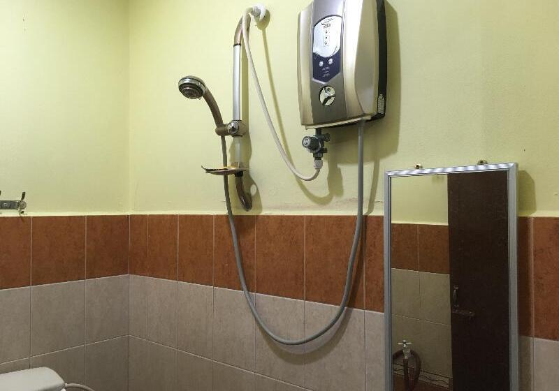 اتاق استاندارد سه نفره, Spot On 89857 Azra Inn Rumah Tumpangan