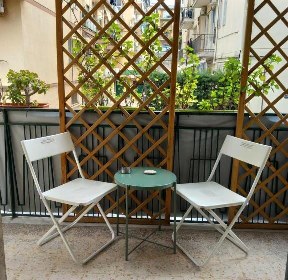 اتاق لوکس با چشم‌انداز دریا, Comeacasa