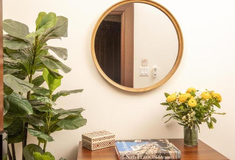 带大床的标准间, Washington Square Inn