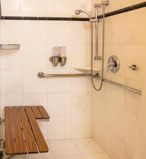 标准三人间, Washington Square Inn