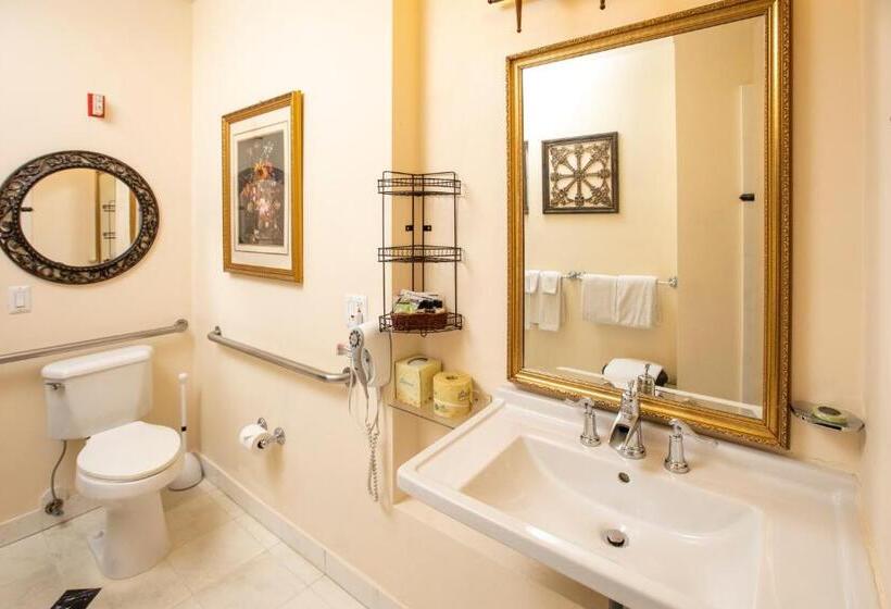 标准三人间, Washington Square Inn