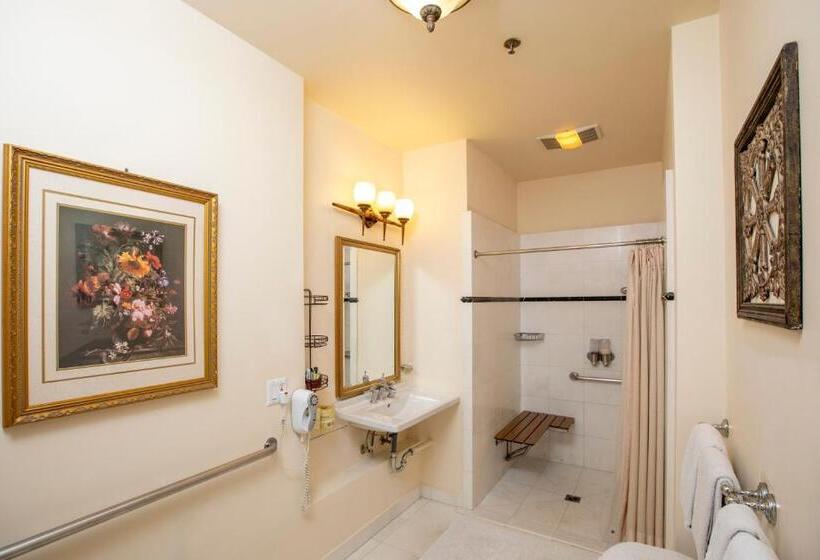 标准三人间, Washington Square Inn