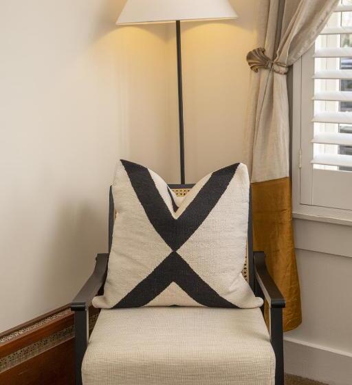 标准三人间, Washington Square Inn