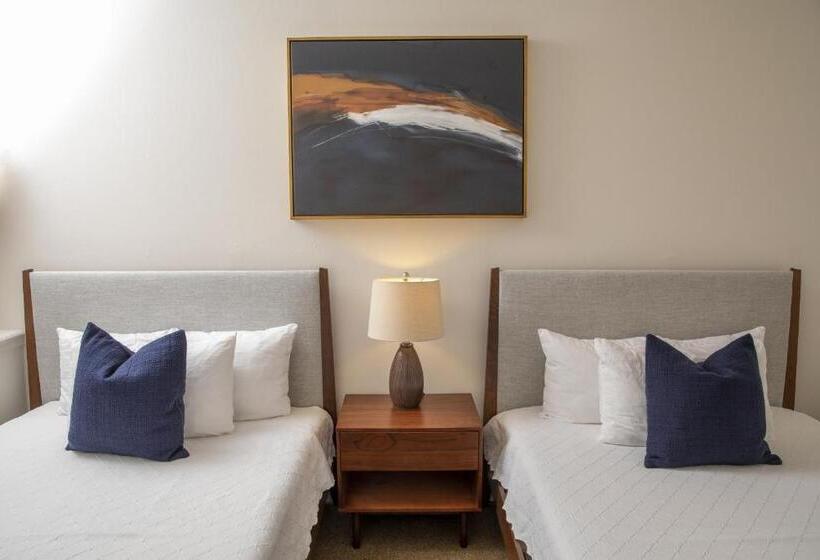 标准三人间, Washington Square Inn