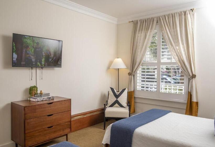 标准三人间, Washington Square Inn