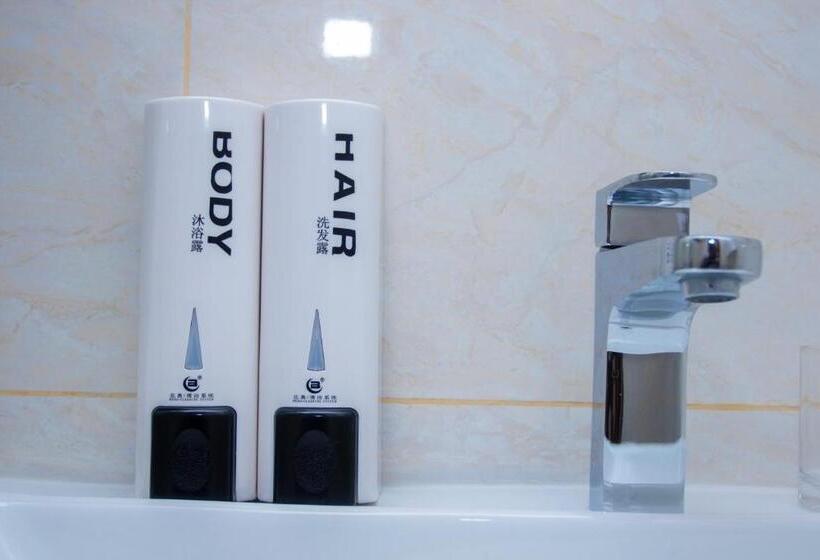 اتاق لوکس, Lark