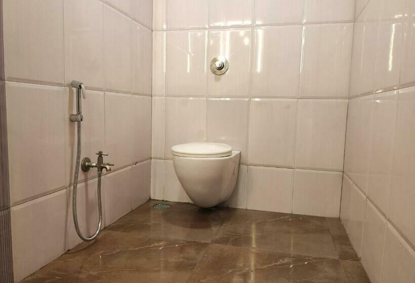 غرفة ديلوكس, Adarsh