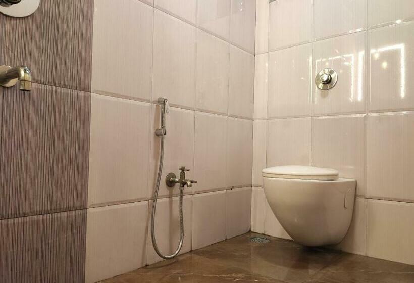 غرفة ديلوكس, Adarsh